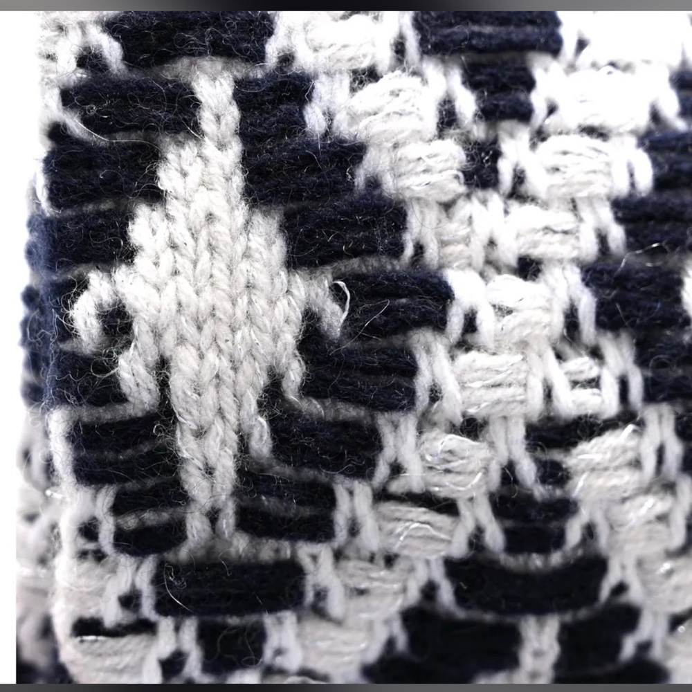 *Beautiful* Chanel - Navy & Grey Cashmere CC
Cable Knit - Fingerless Gloves - Picture 5 of 6